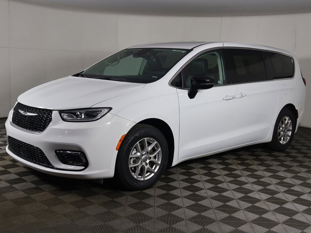 Used 2024 Chrysler Pacifica Touring-L image 8