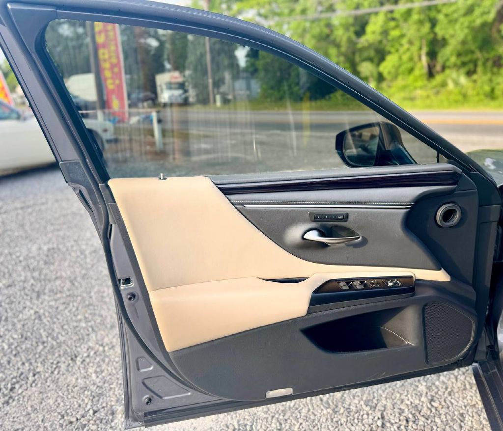 Used 2020 Lexus ES 300h w/ Premium Package image 7