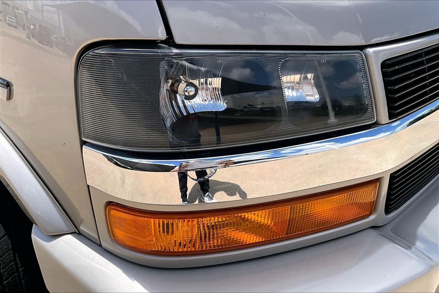Used 2022 Chevrolet Express 2500 w/ Enhanced Convenience Package RWD image 27