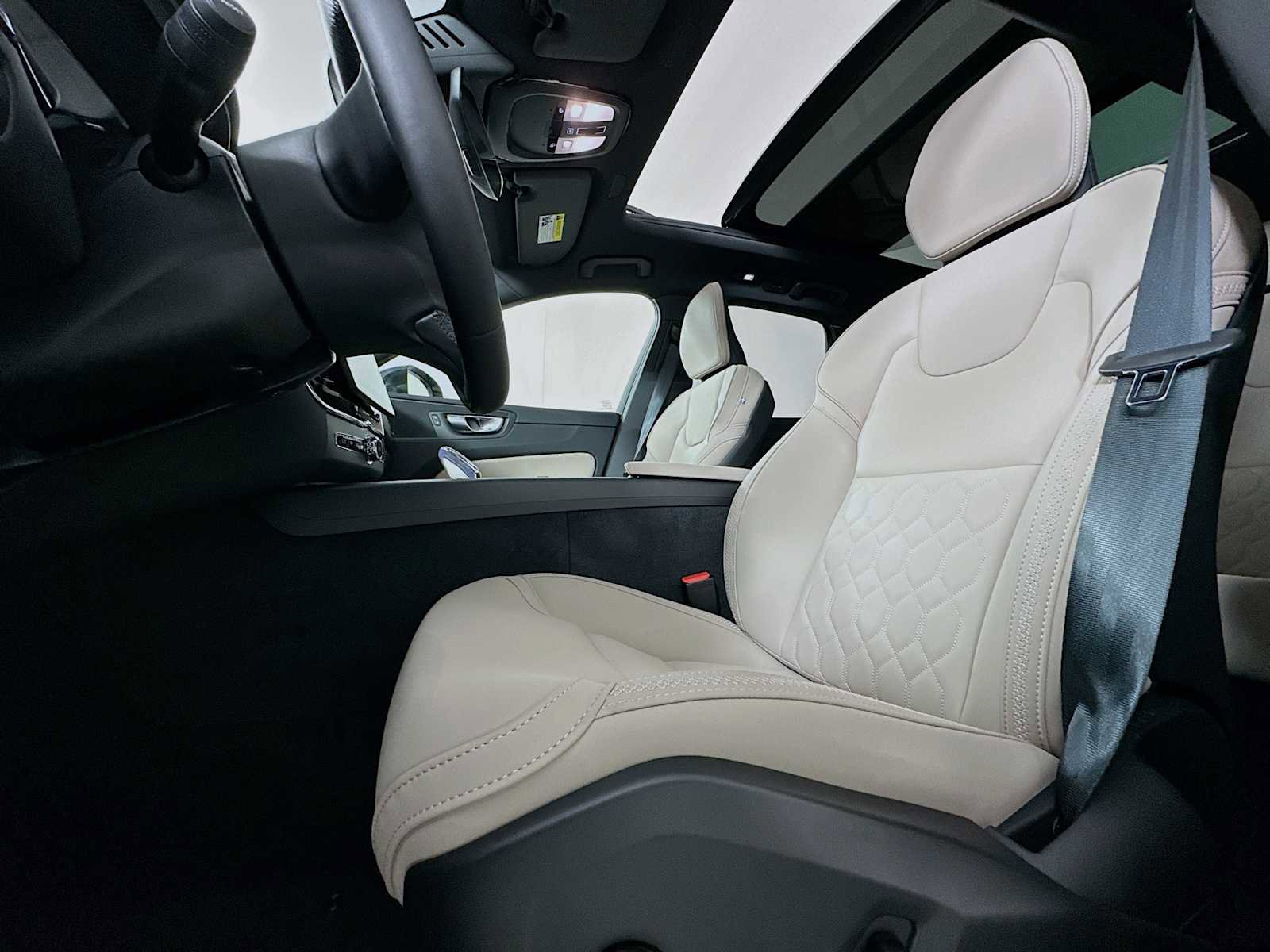 New 2026 Volvo XC60 B5 Plus w/ Protection Package Premier image 18