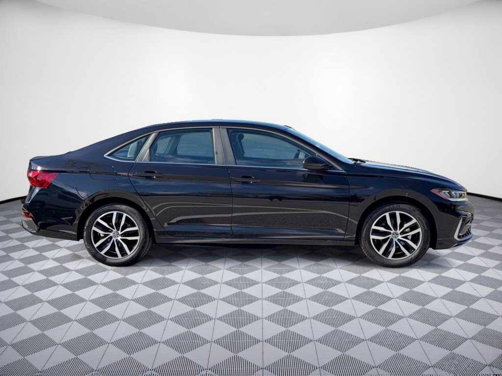 Used 2026 Volkswagen Jetta SE FWD image 8