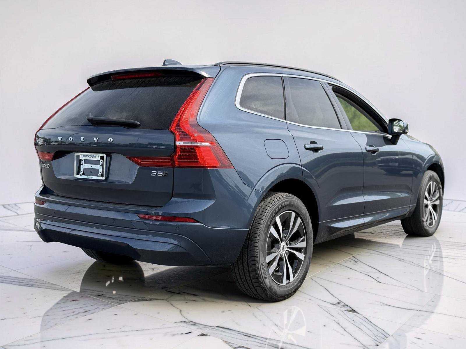 Used 2023 Volvo XC60 B5 Core AWD/4WD image 2