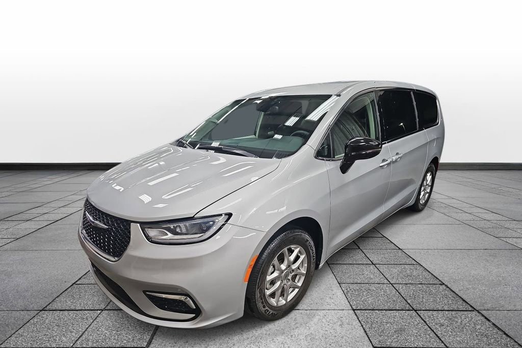 Used 2024 Chrysler Pacifica Touring-L image 1