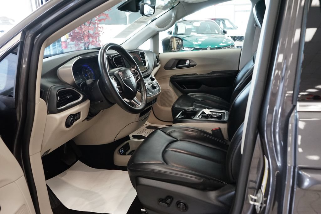 Used 2023 Chrysler Pacifica Touring-L AWD/4WD image 26