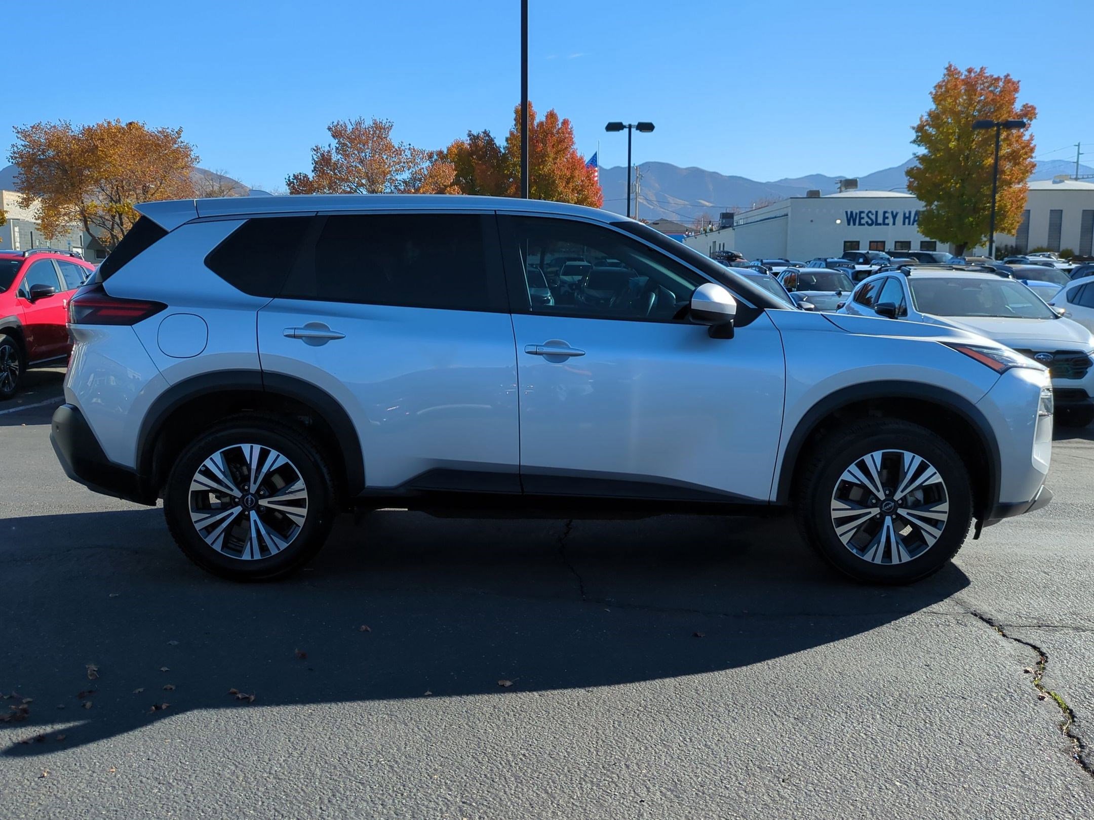 Used 2023 Nissan Rogue SV image 2