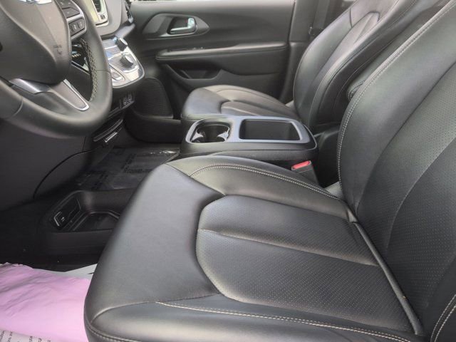 Used 2025 Chrysler Pacifica Select image 24