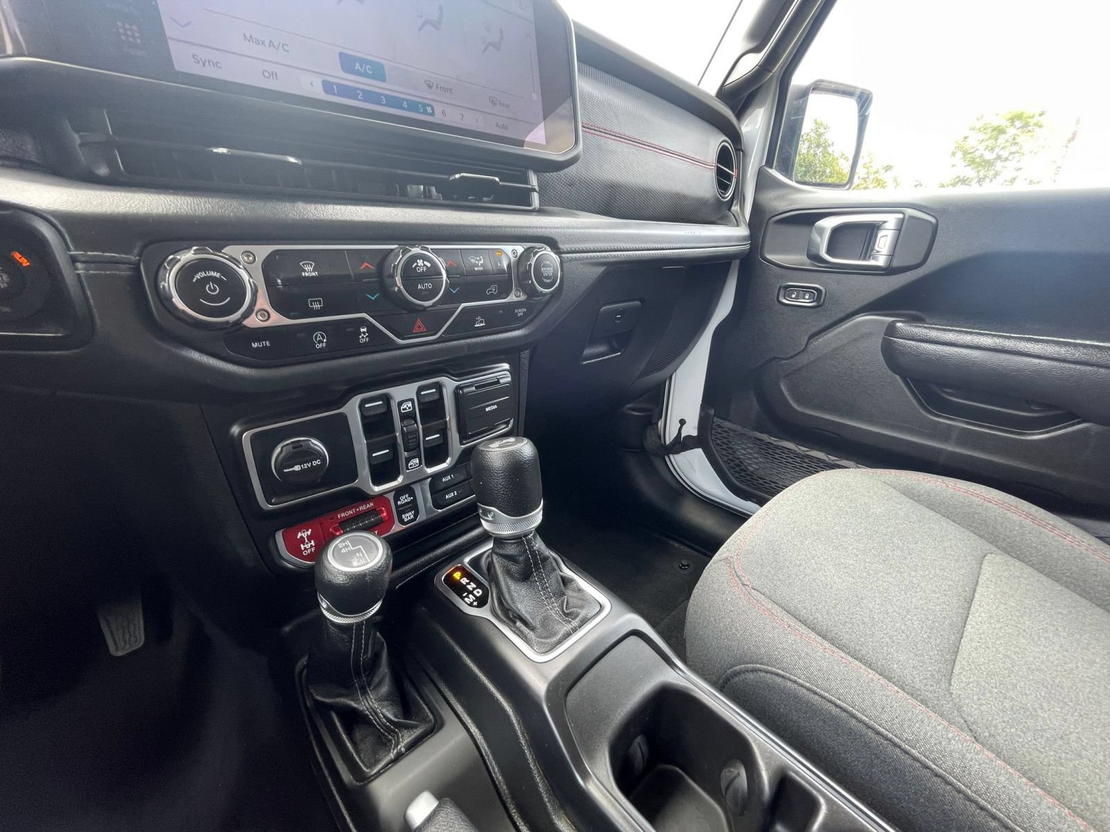 Used 2025 Jeep Wrangler Unlimited Rubicon AWD/4WD image 29