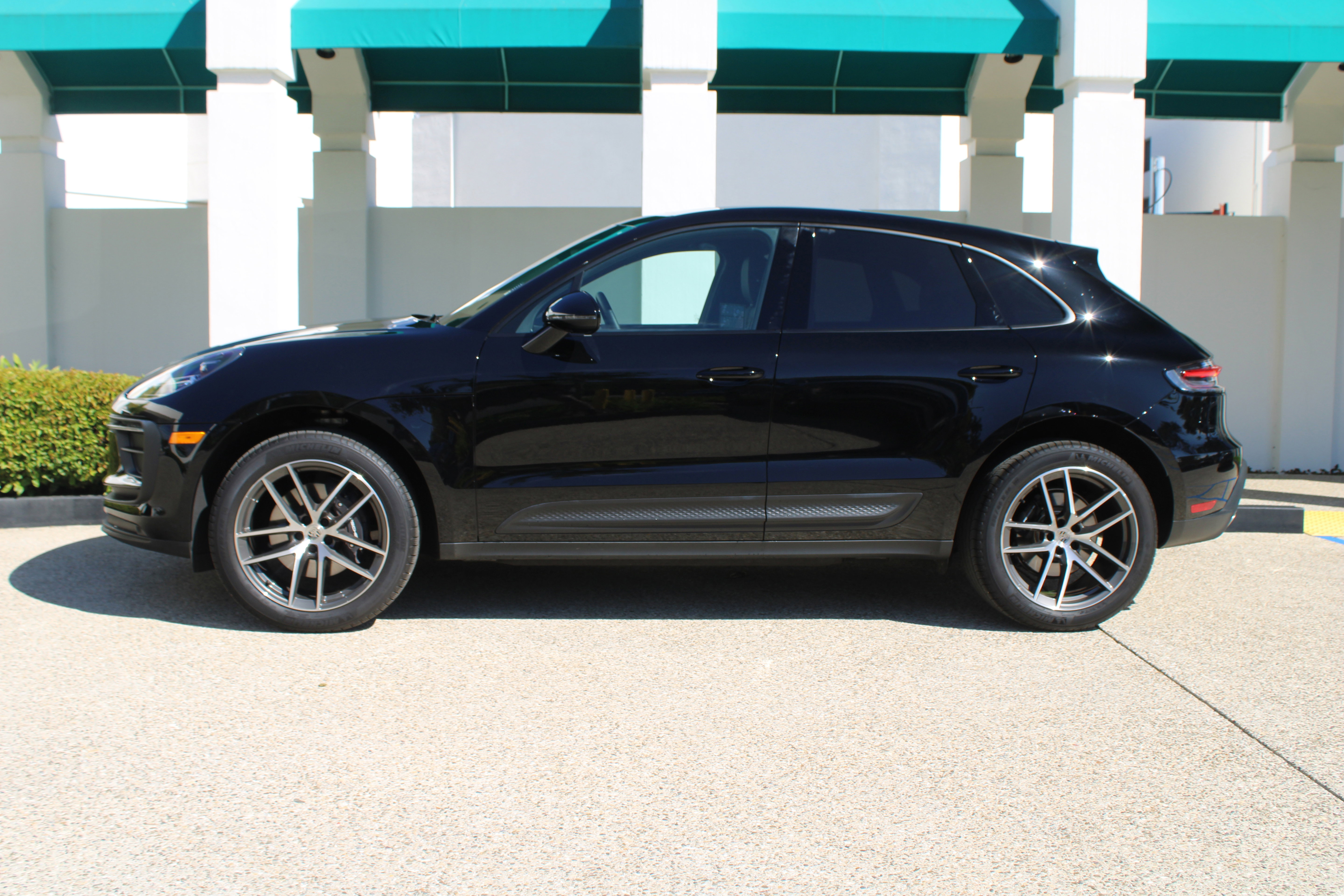 Certified 2025 Porsche Macan image 2