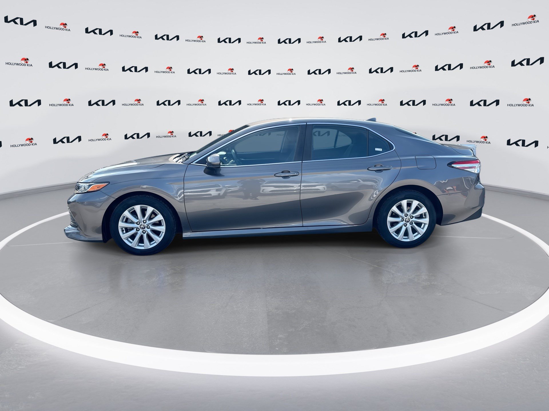 Used 2020 Toyota Camry LE FWD image 5