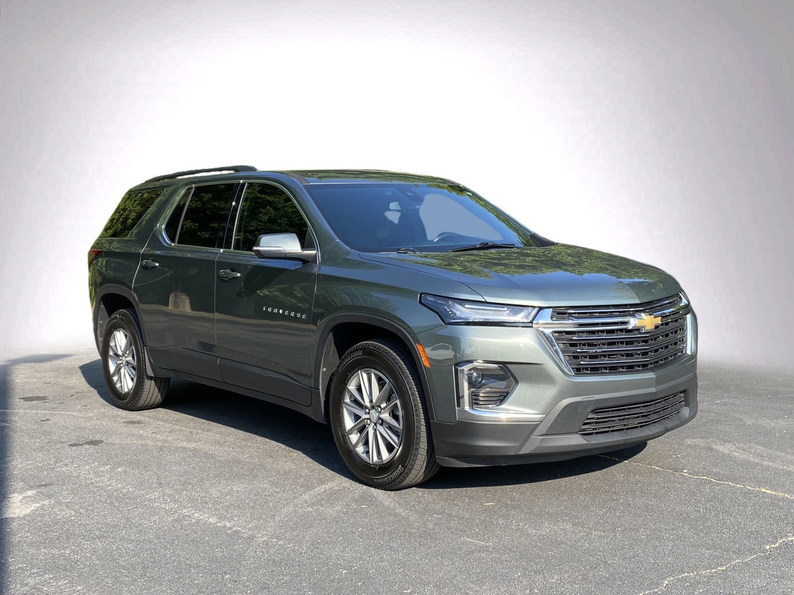 Used 2022 Chevrolet Traverse LT FWD image 2