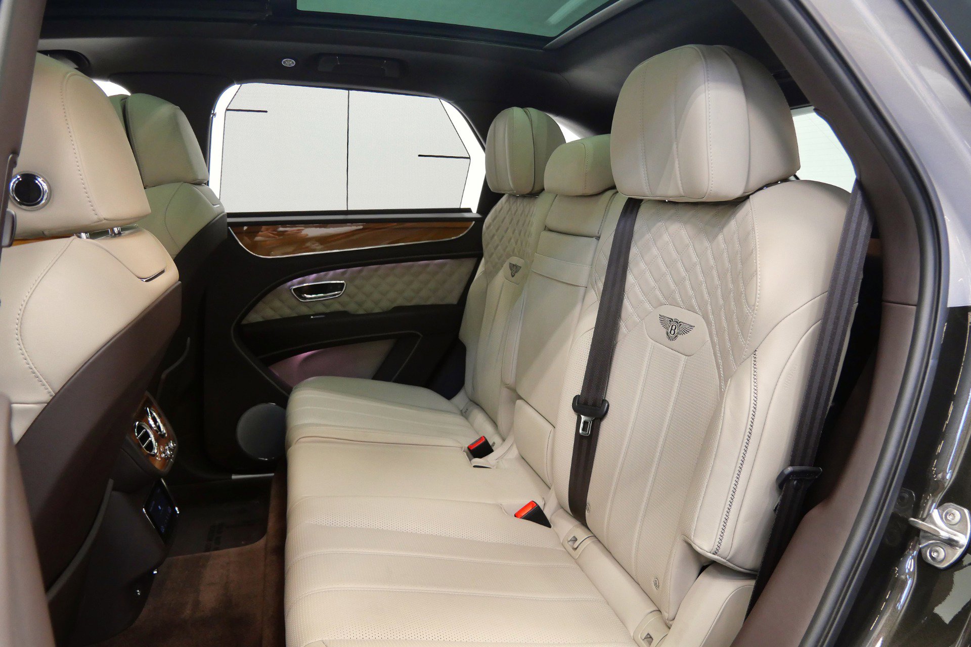 Used 2021 Bentley Bentayga Plug-In Hybrid image 16