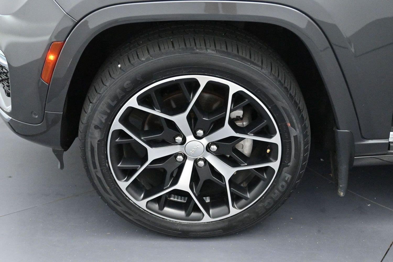 Used 2022 Jeep Grand Cherokee Summit AWD/4WD image 29