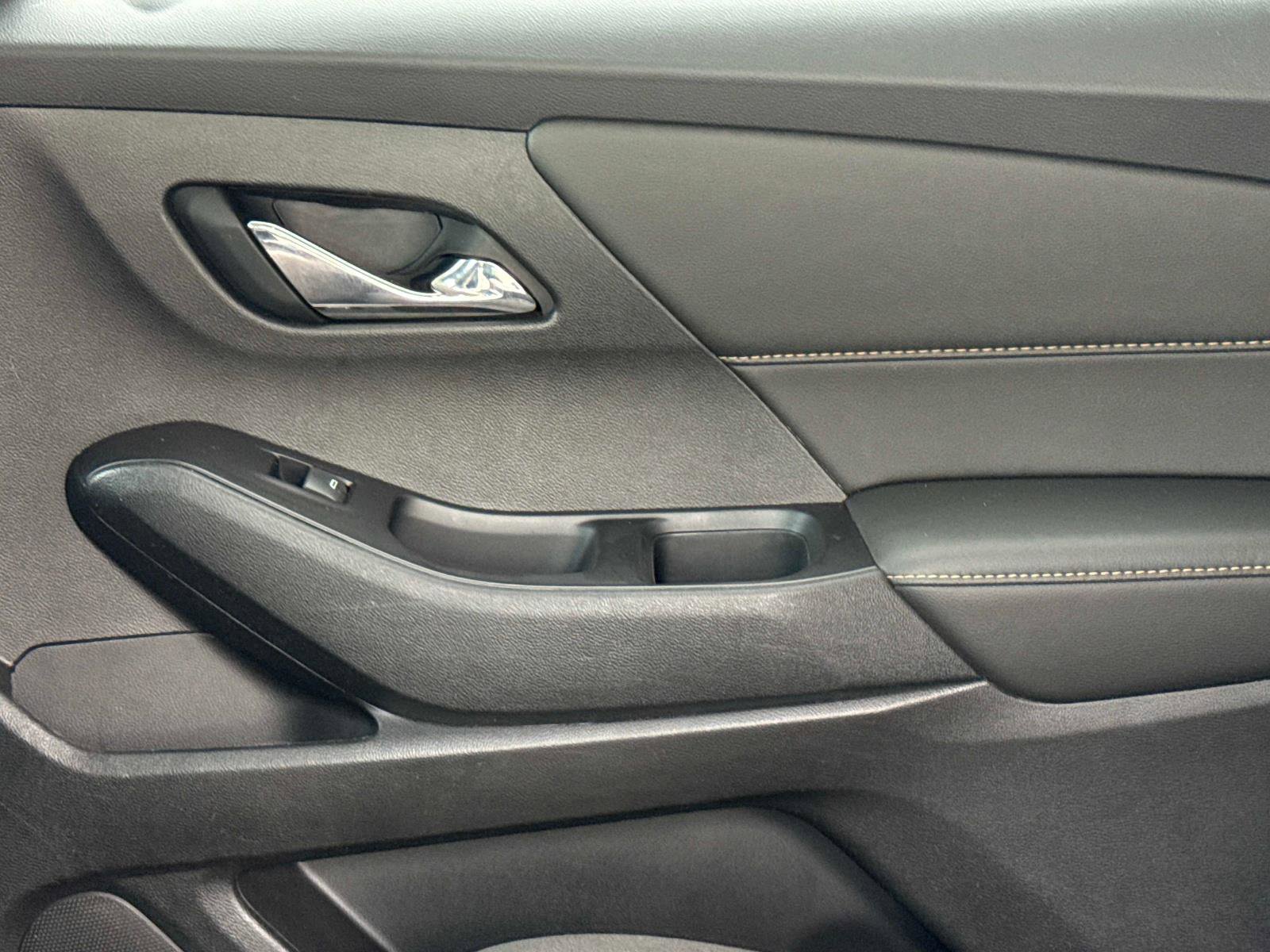 Used 2020 Chevrolet Traverse LT image 18