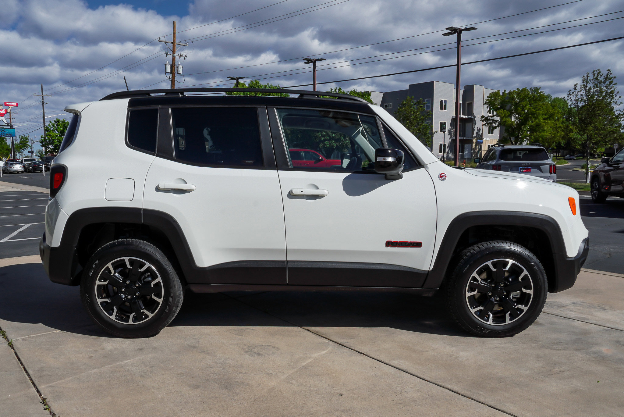 Used 2023 Jeep Renegade Trailhawk w/ Trailhawk Elite Group AWD/4WD image 9