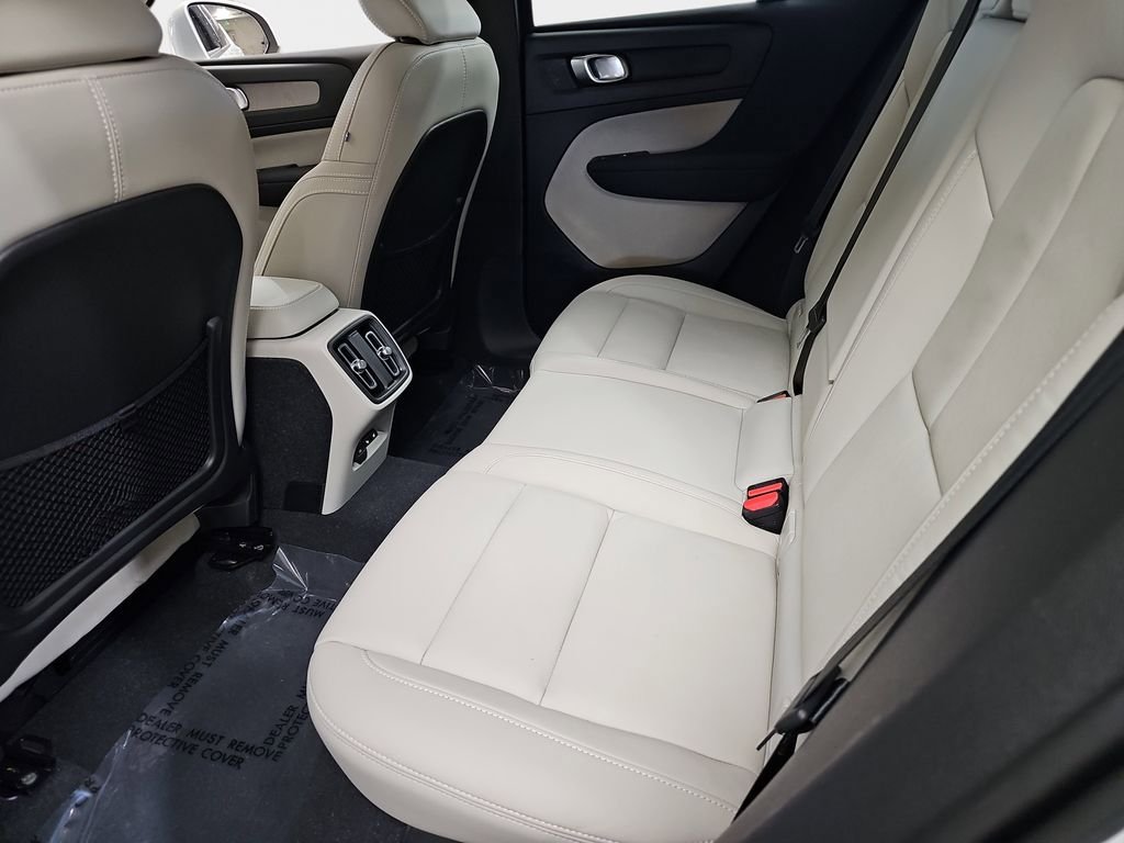 Used 2023 Volvo XC40 B5 Plus w/ Protection Package Premier image 17