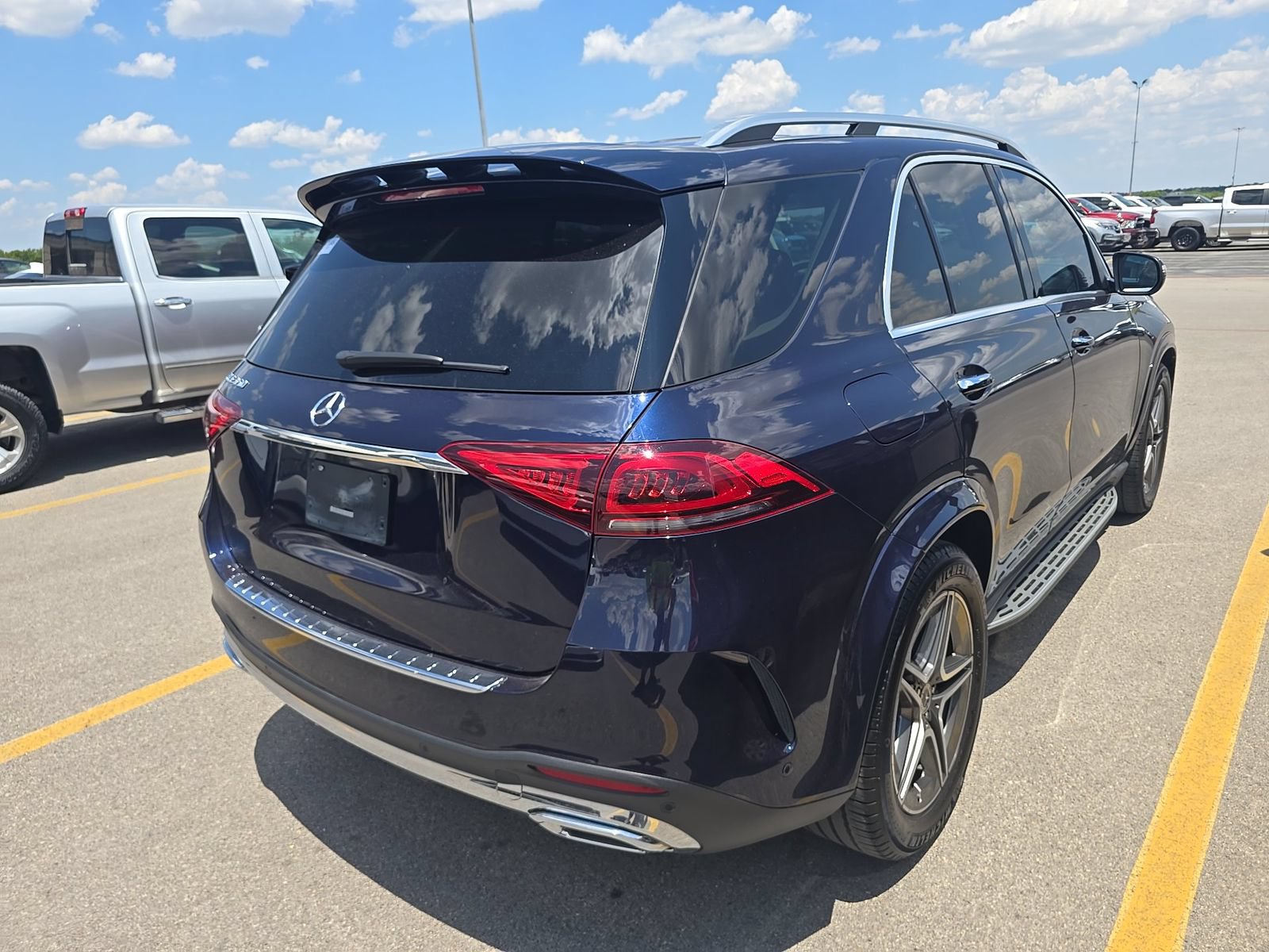 Used 2022 Mercedes-Benz GLE 350 w/ AMG Line Exterior image 6