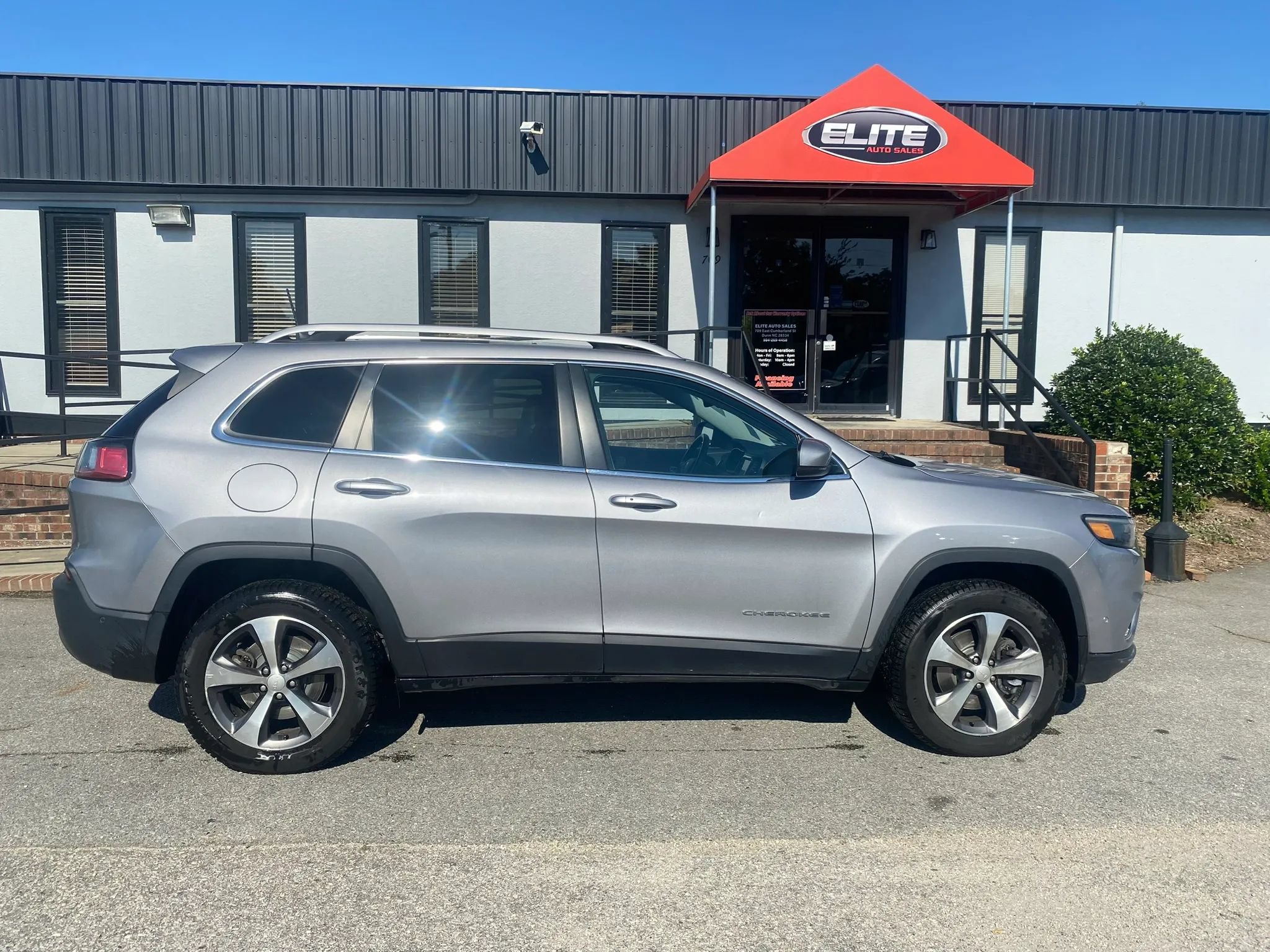 Used 2021 Jeep Cherokee Limited AWD/4WD image 3