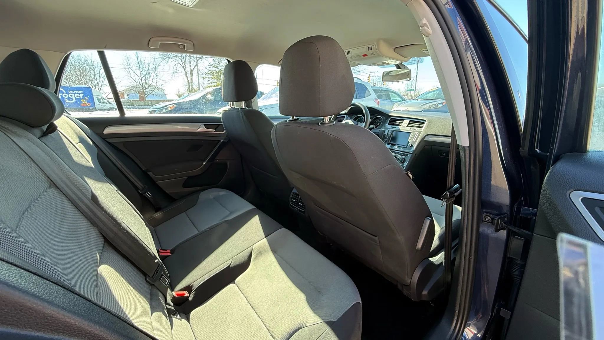 Used 2016 Volkswagen e-Golf SE w/ DC Fast Charging Package image 10