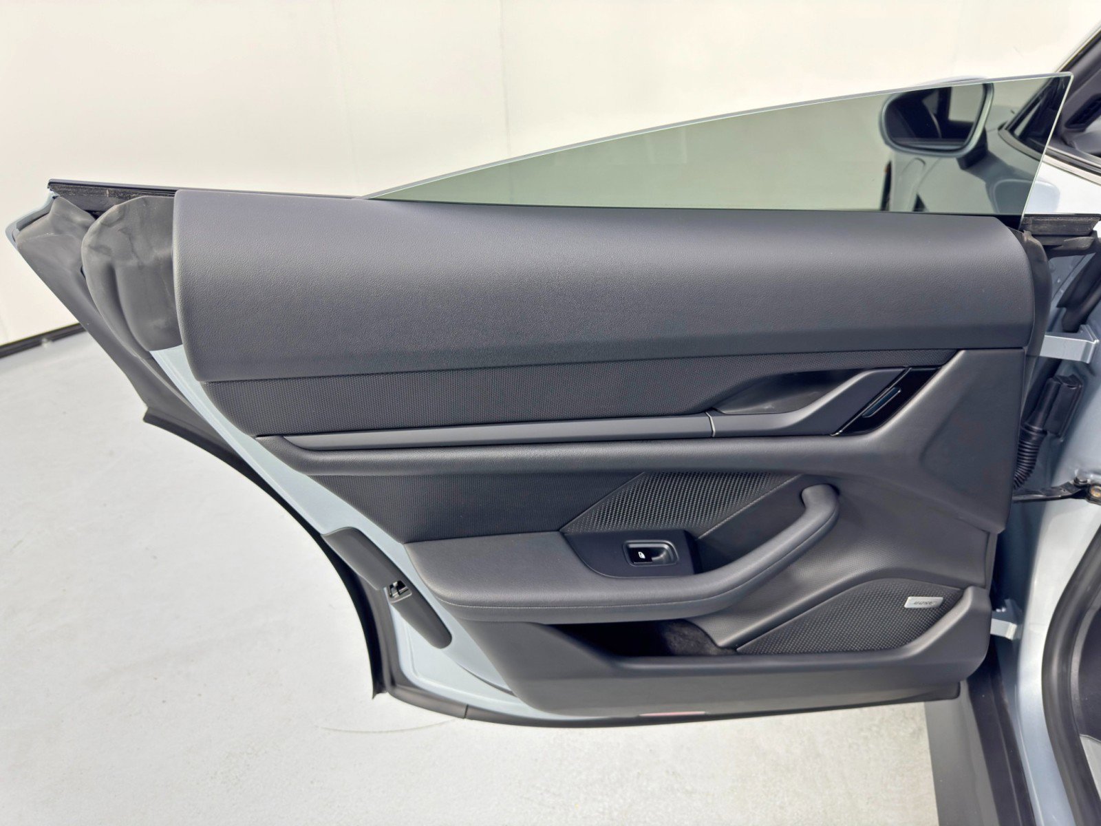 Used 2020 Porsche Taycan 4S w/ Premium Package image 43