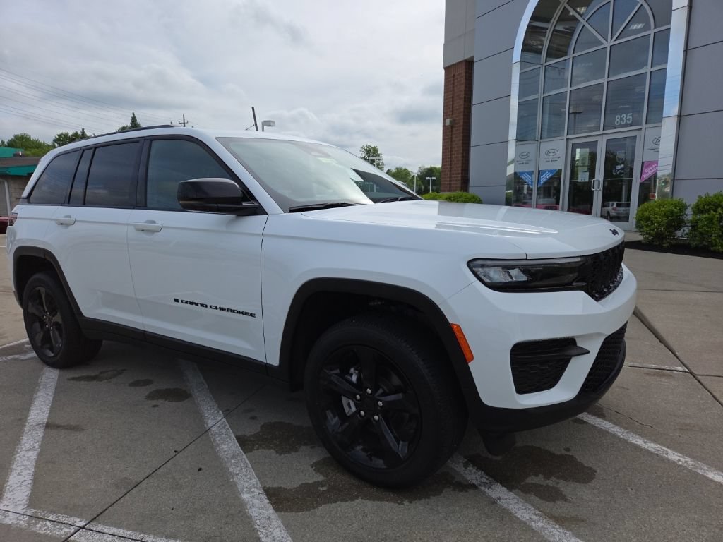 Used 2024 Jeep Grand Cherokee Altitude AWD/4WD image 2