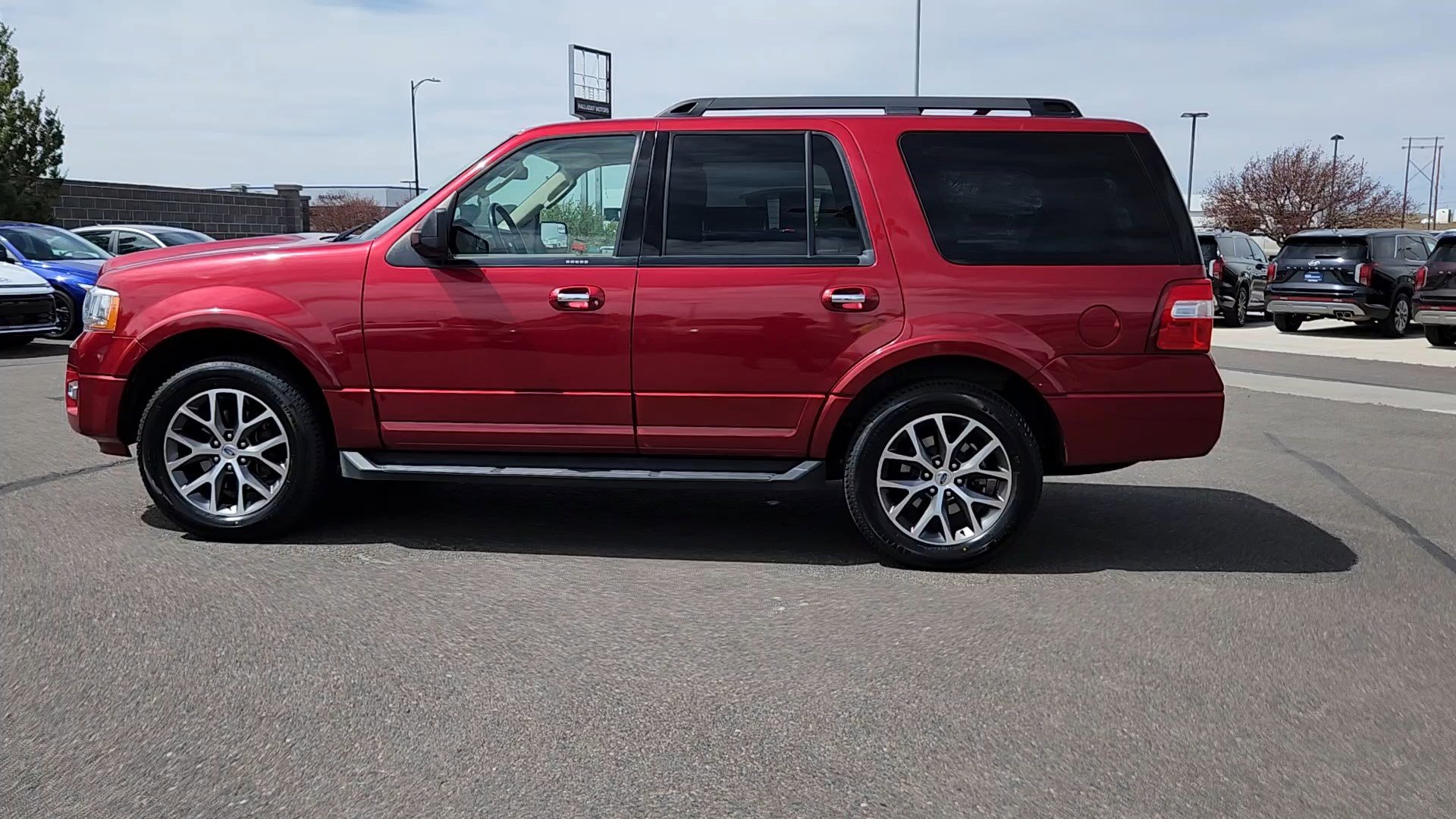 Used 2017 Ford Expedition XLT w/ Equipment Group 202A AWD/4WD image 2