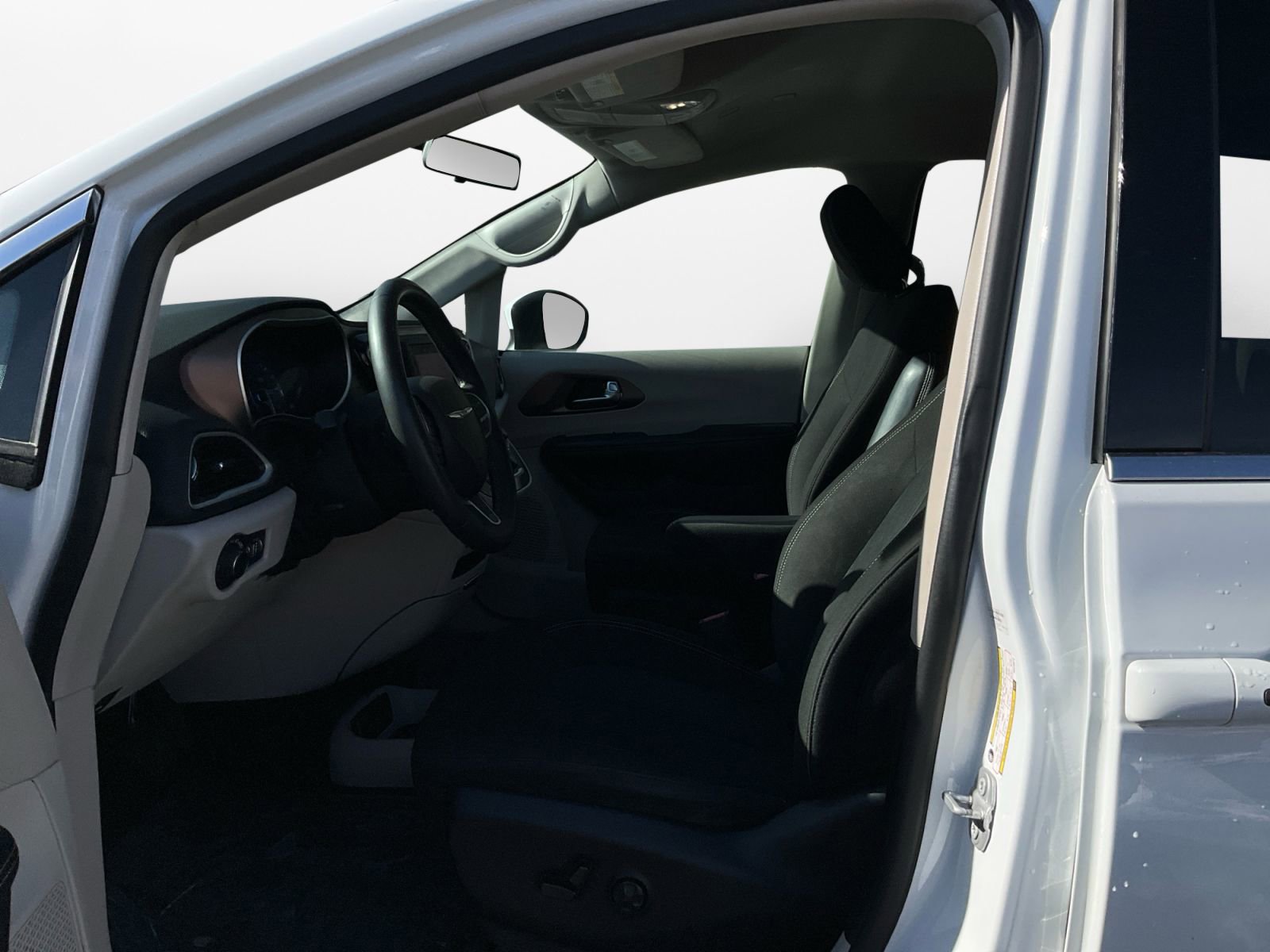 Used 2022 Chrysler Voyager LX image 9