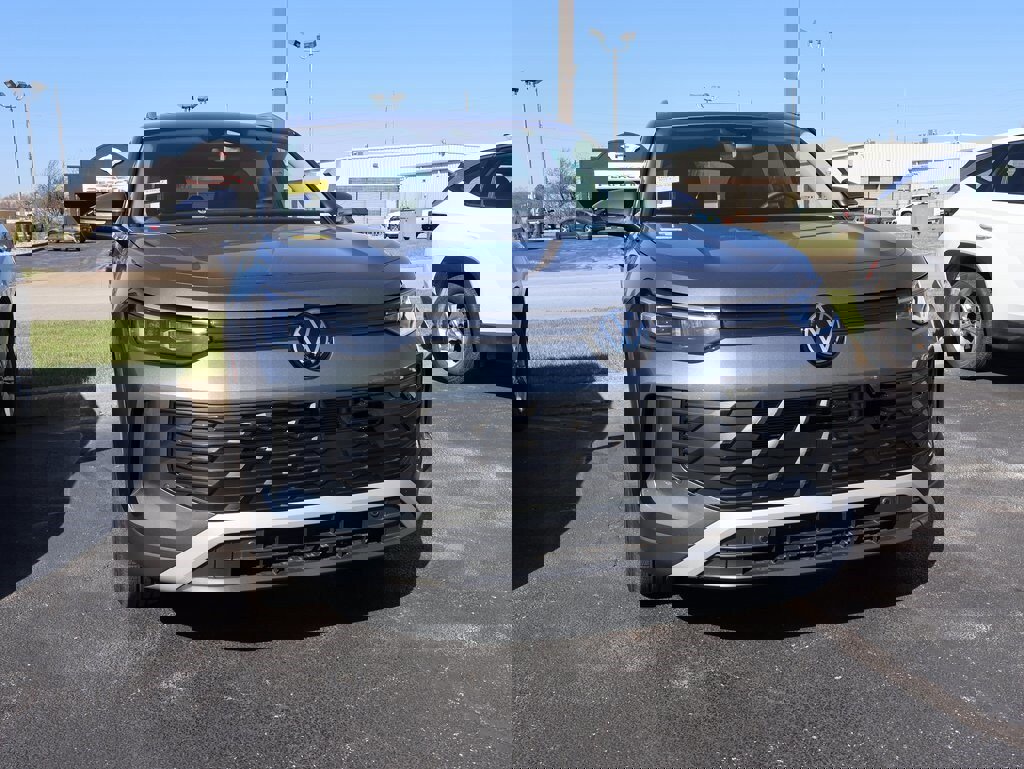 Used 2025 Volkswagen Tiguan SE image 2