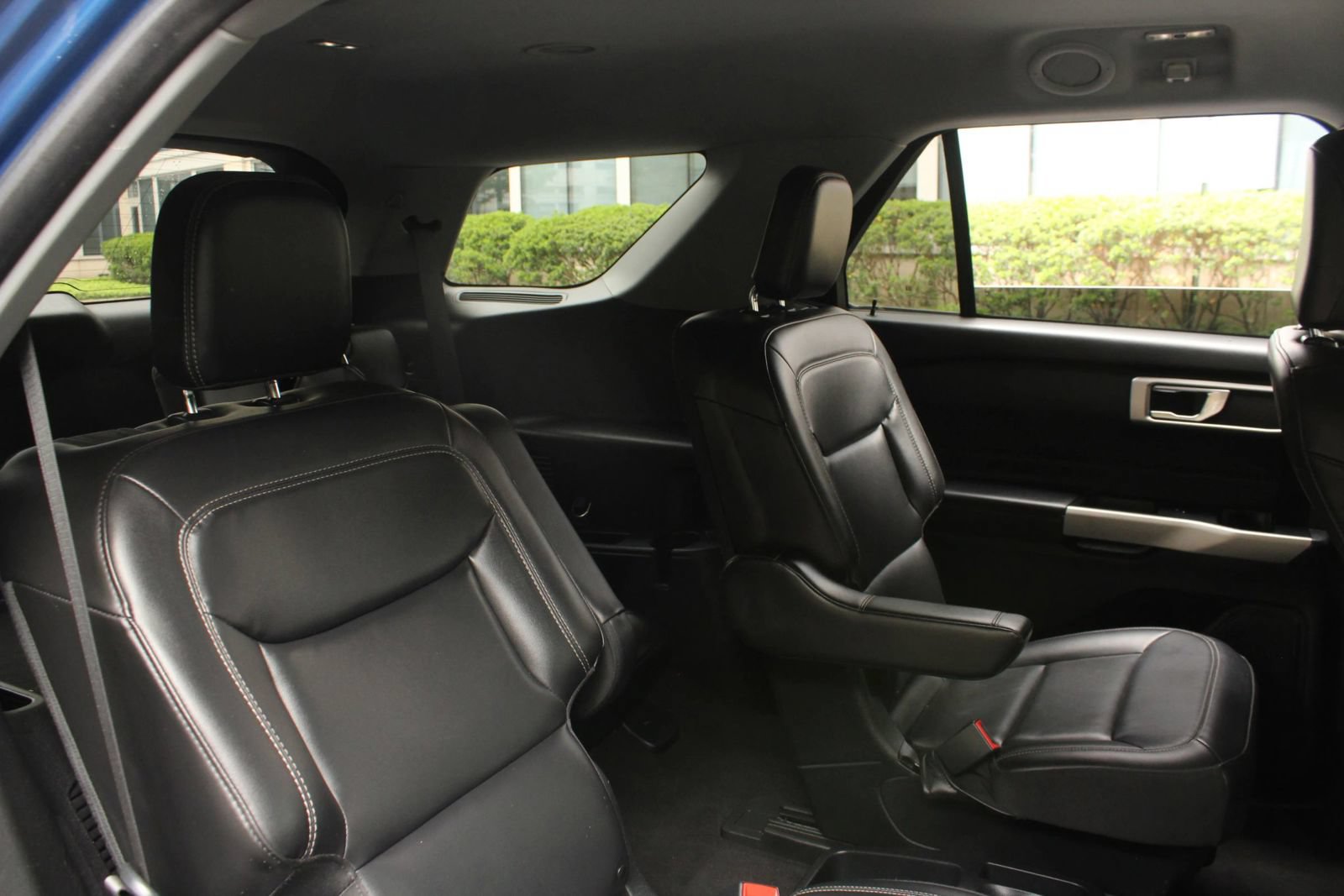 Used 2021 Ford Explorer XLT w/ Equipment Group 202A AWD/4WD image 23