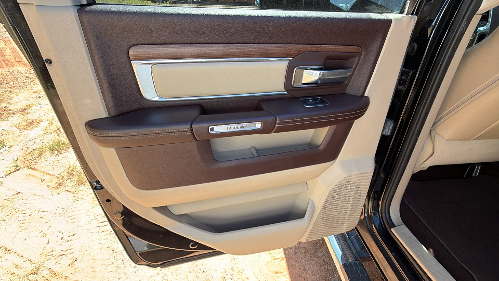 Used 2013 RAM 2500 Laramie w/ Convenience Group image 22