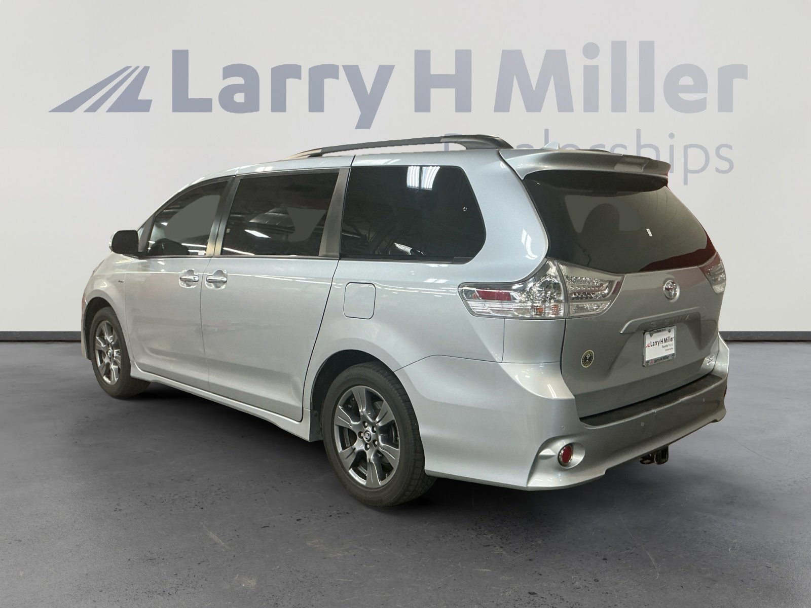 Used 2019 Toyota Sienna SE Premium w/ Carpet Mat Package AWD/4WD image 3
