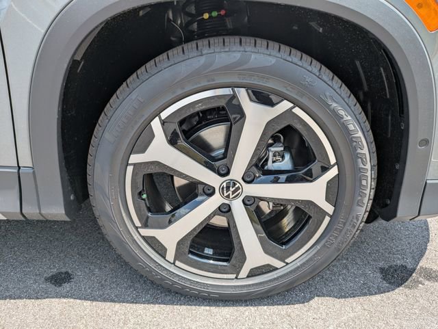 New 2026 Volkswagen Tiguan SE FWD image 11