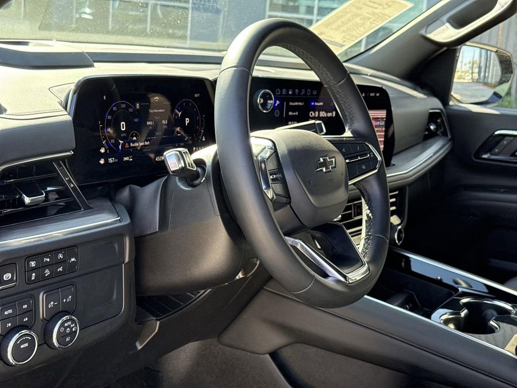 Used 2025 Chevrolet Suburban Z71 image 9