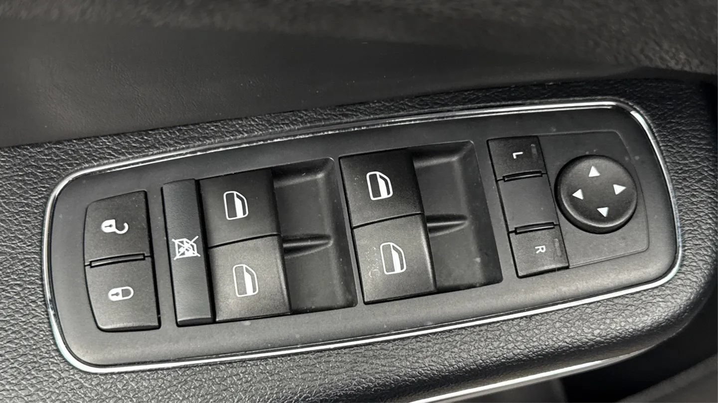 Used 2015 Chrysler 300 Limited RWD image 38