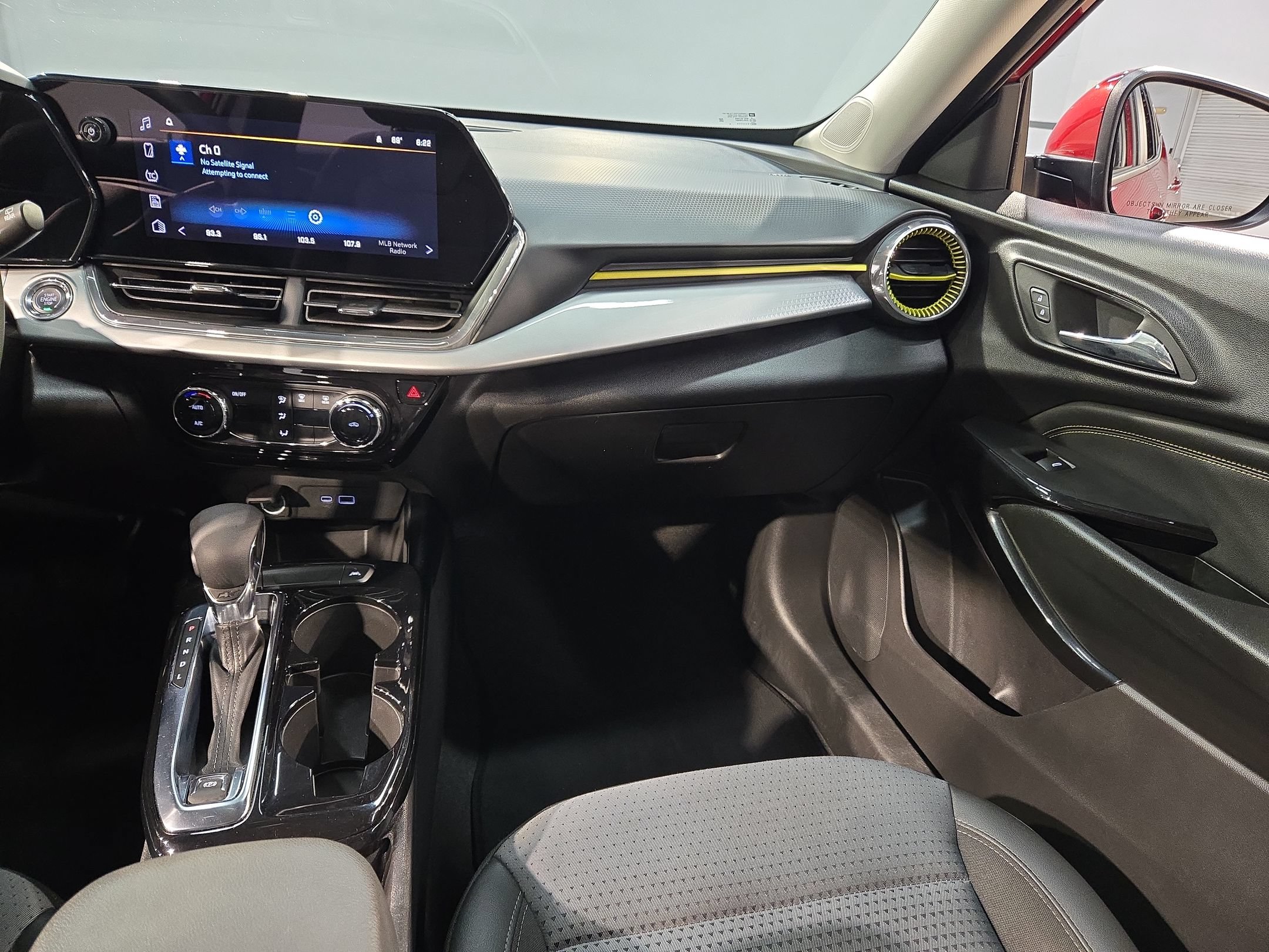 Used 2025 Chevrolet Trax LT FWD image 11