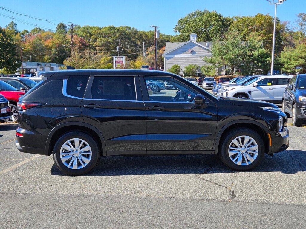 New 2025 Mitsubishi Outlander ES image 6