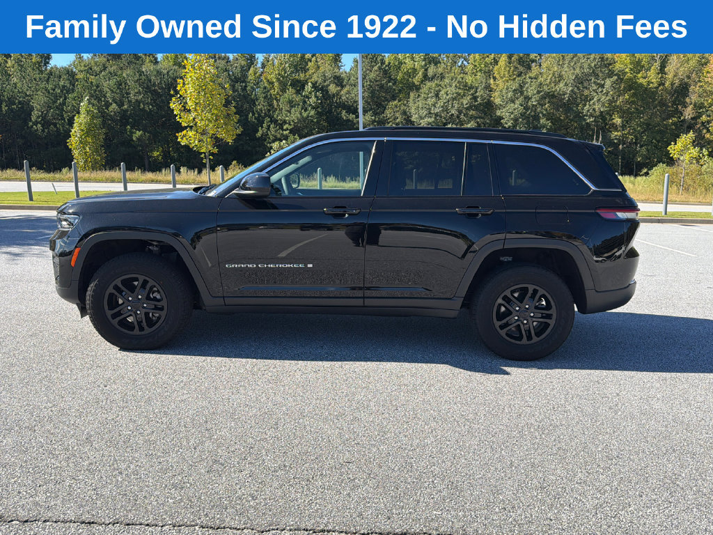 Used 2025 Jeep Grand Cherokee Laredo AWD/4WD image 4