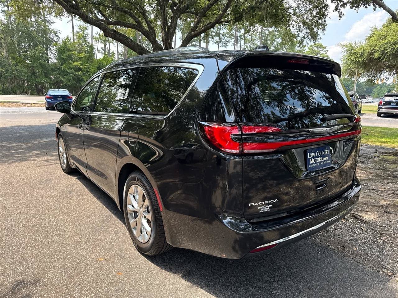 Used 2021 Chrysler Pacifica Touring-L w/ Premium & Safety Sphere Group FWD image 3