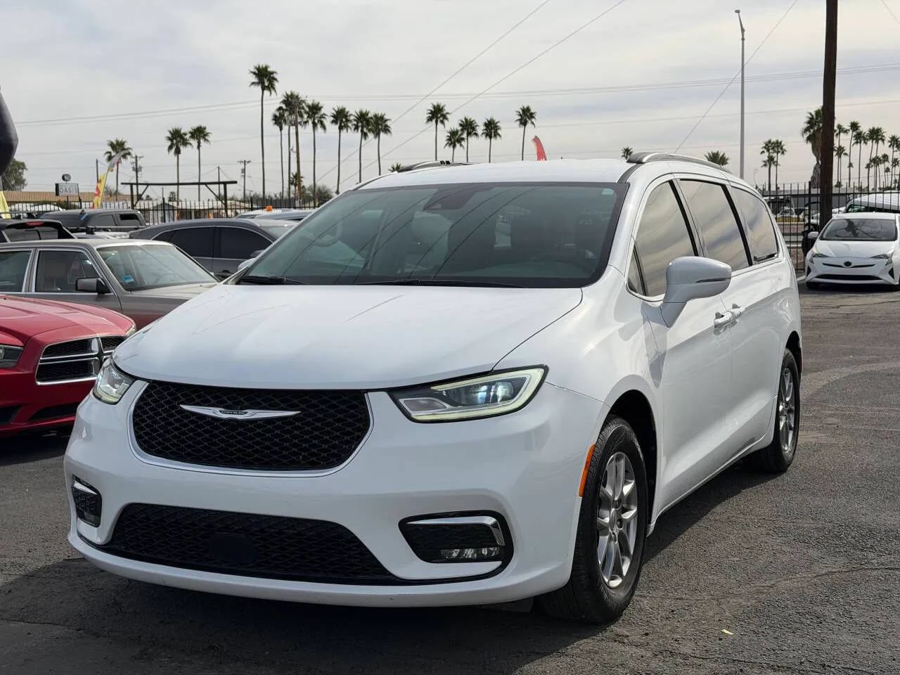 Used 2021 Chrysler Pacifica Touring FWD image 2