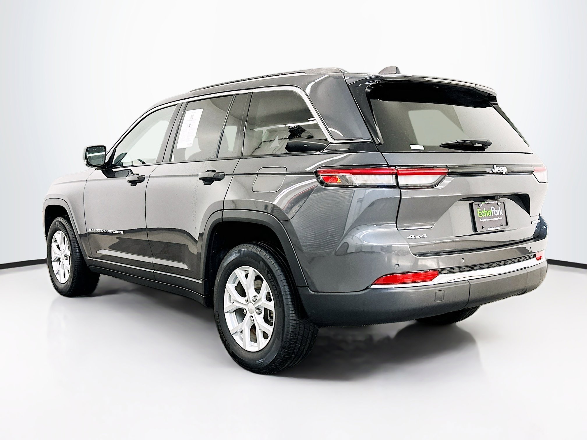 Used 2023 Jeep Grand Cherokee Limited w/ Trailer Tow Prep Group (B) AWD/4WD image 5