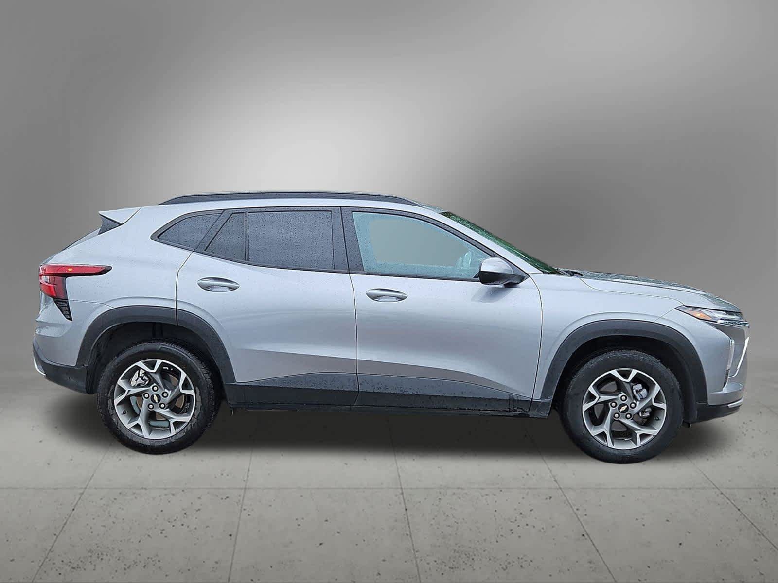 Used 2025 Chevrolet Trax LT FWD image 7