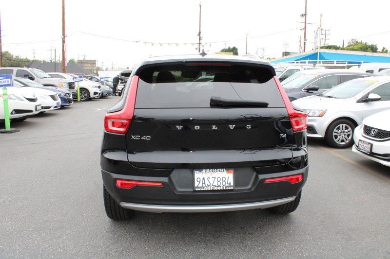 Used 2022 Volvo XC40 T4 Momentum image 5