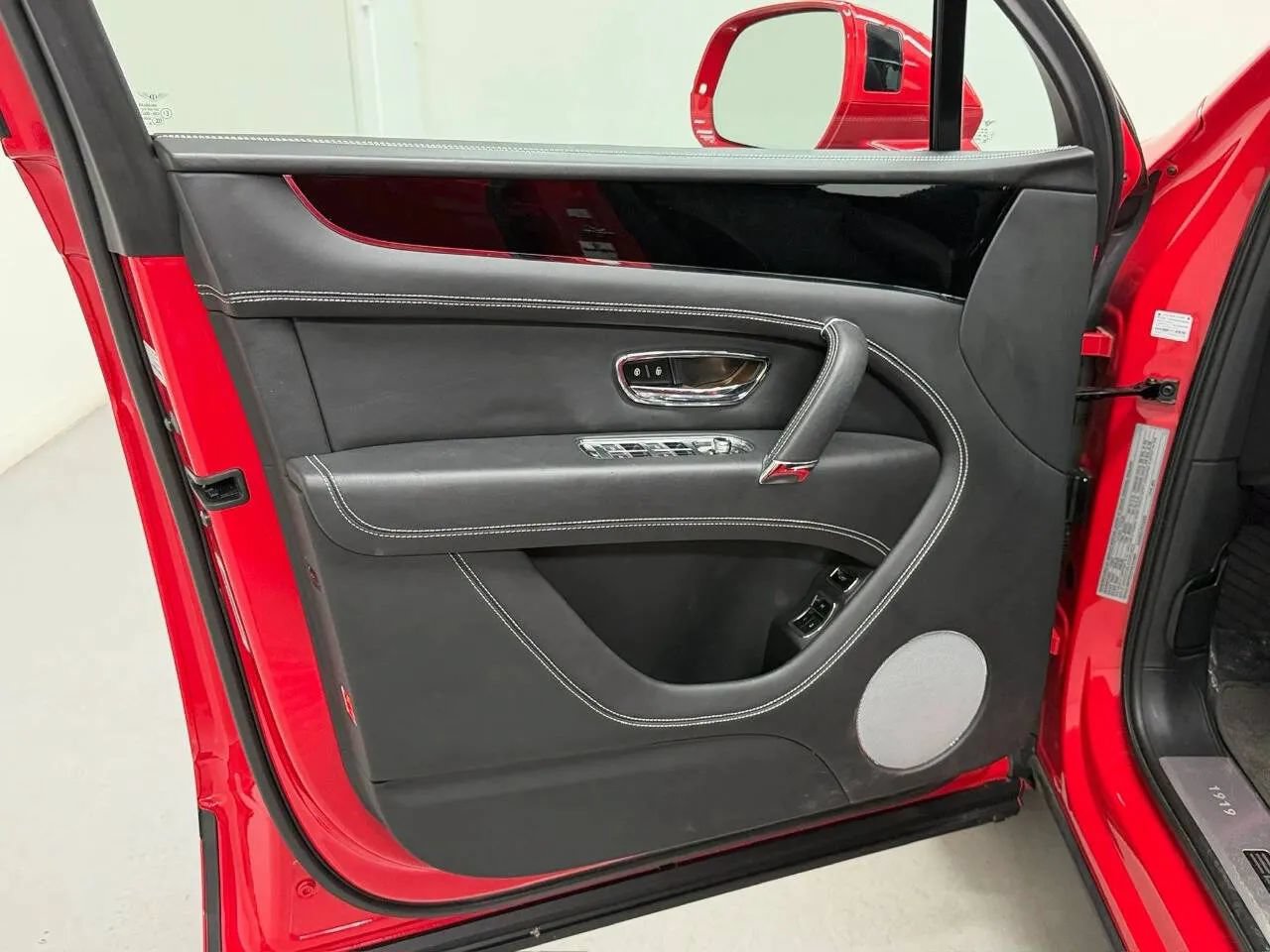 Used 2019 Bentley Bentayga AWD/4WD image 28