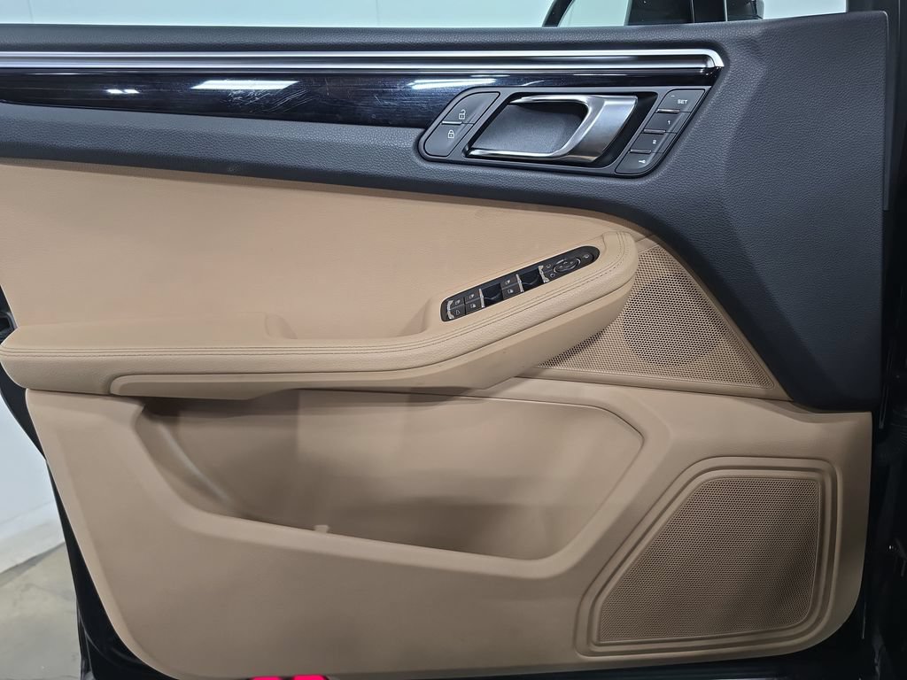Certified 2023 Porsche Macan AWD/4WD image 22