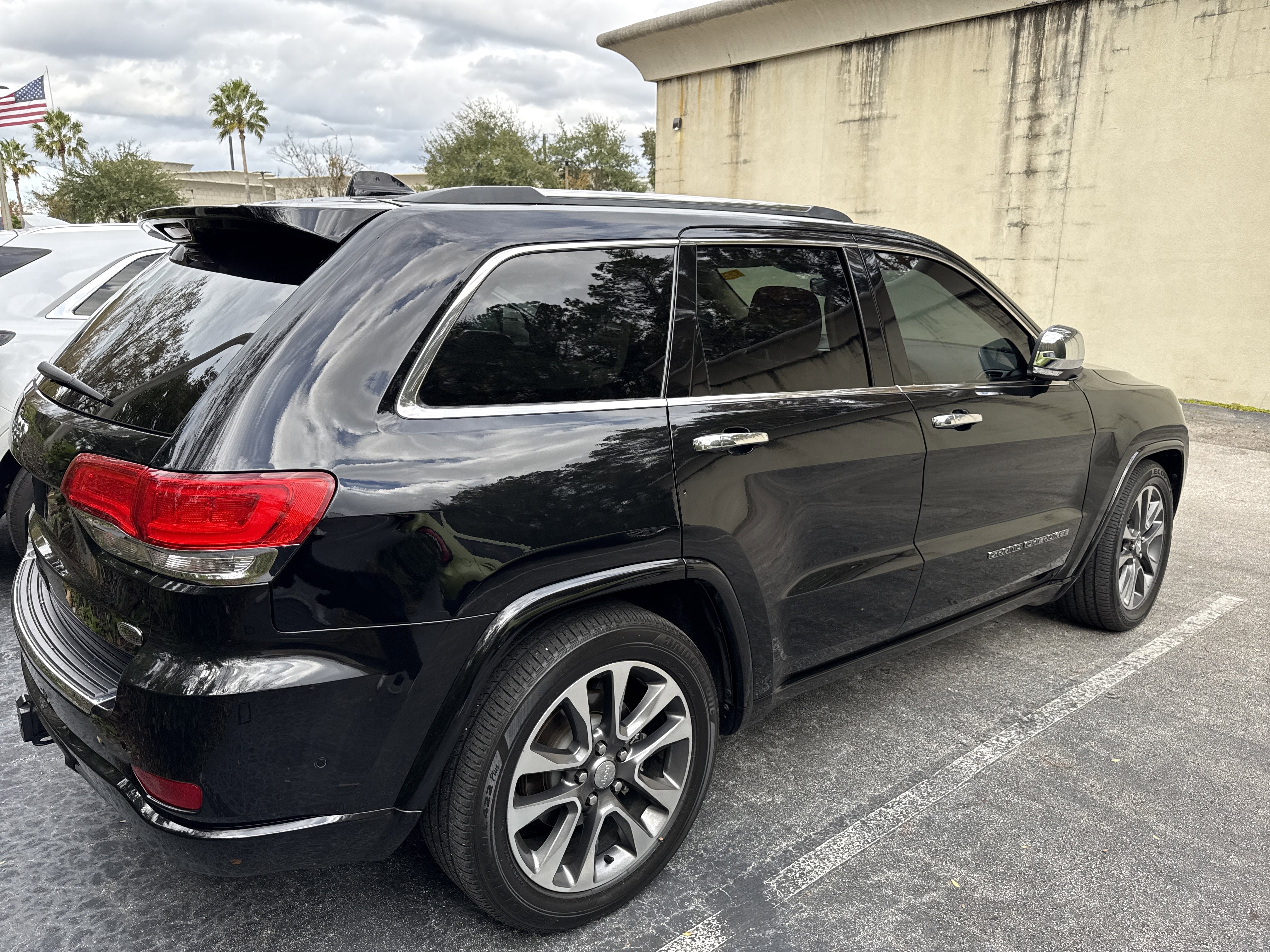 Used 2018 Jeep Grand Cherokee Overland image 3