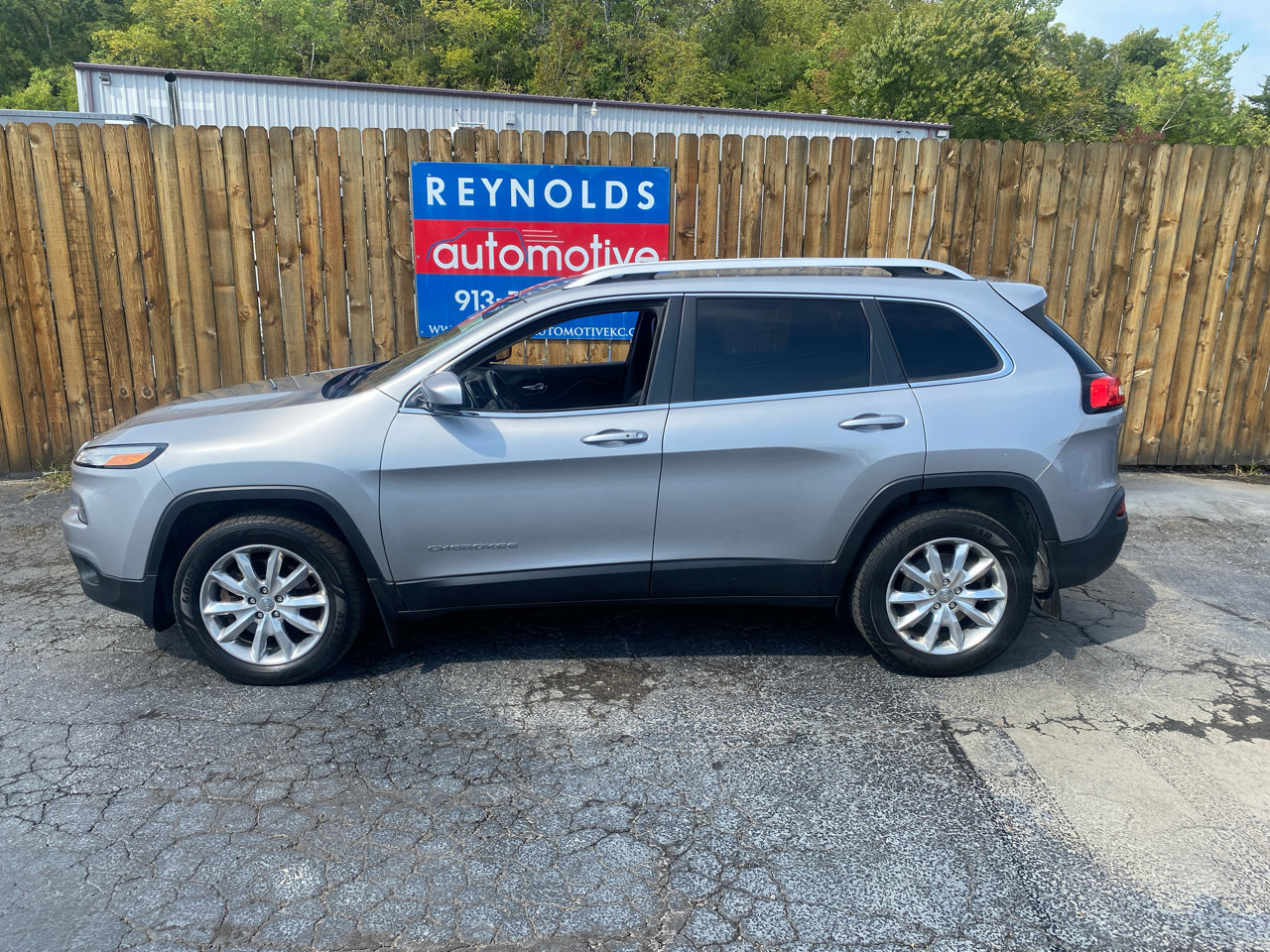 Used 2017 Jeep Cherokee Limited image 4