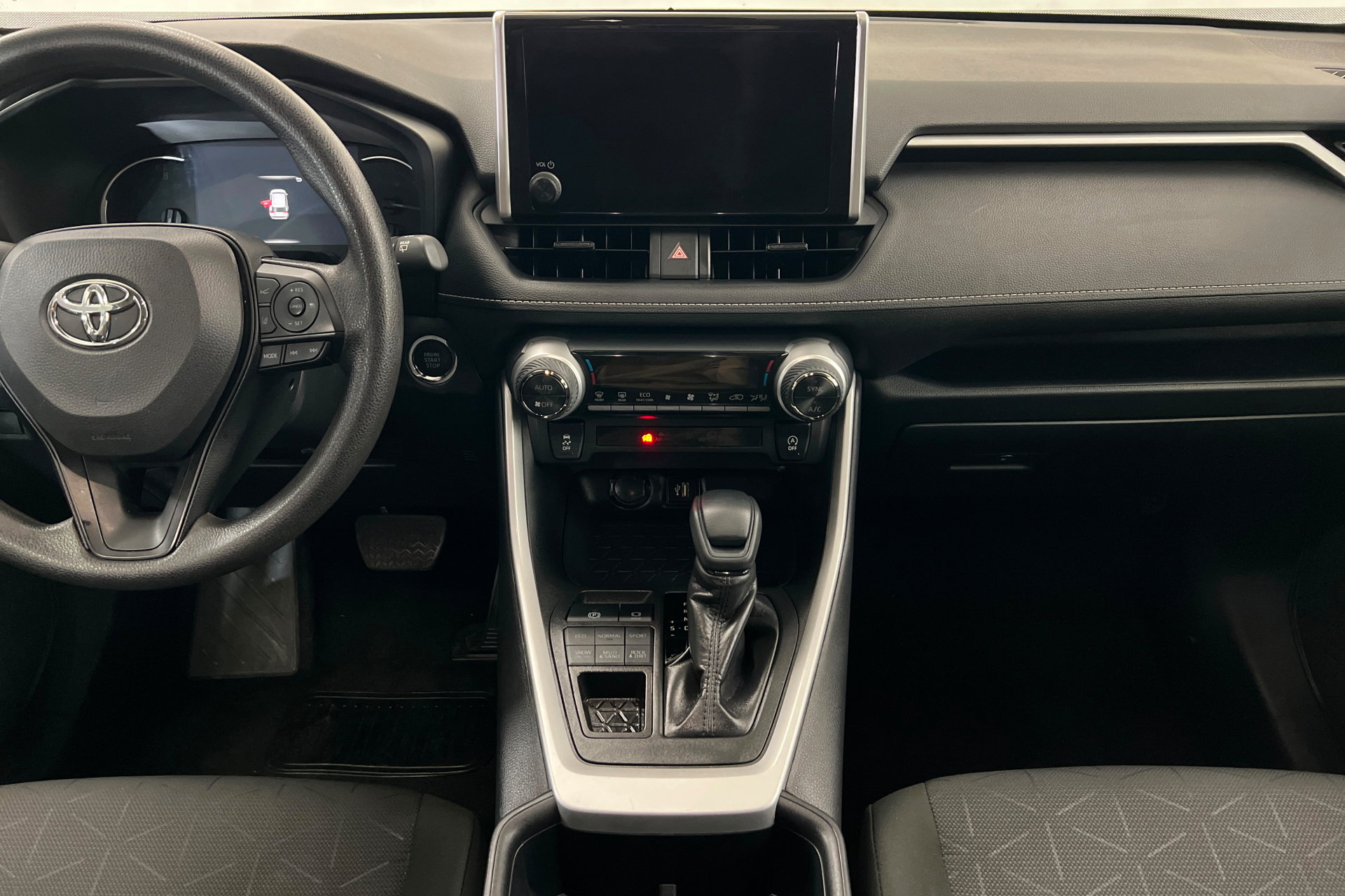 Used 2025 Toyota RAV4 XLE AWD/4WD image 14