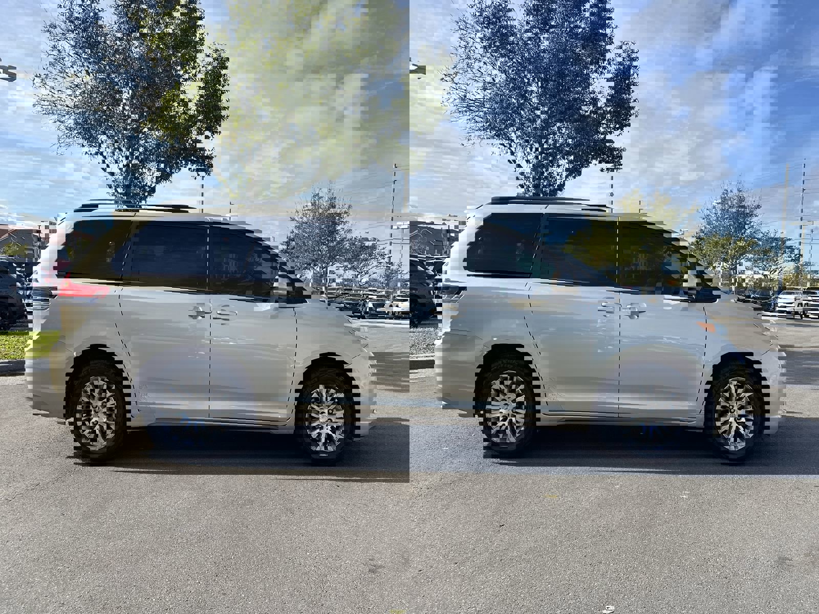 Used 2014 Toyota Sienna XLE image 7