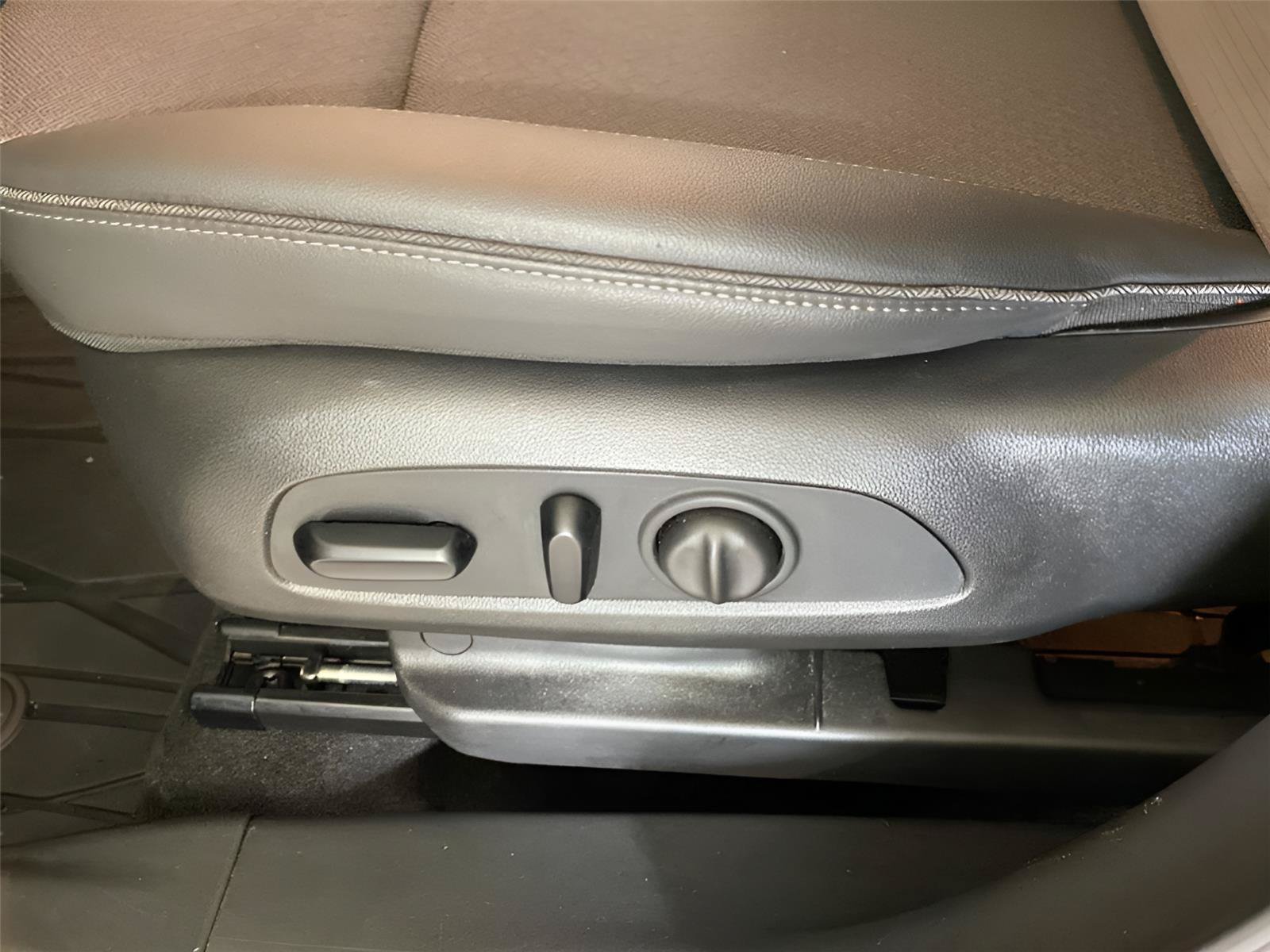 Certified 2024 Buick Encore GX Preferred w/ Comfort Package FWD image 8