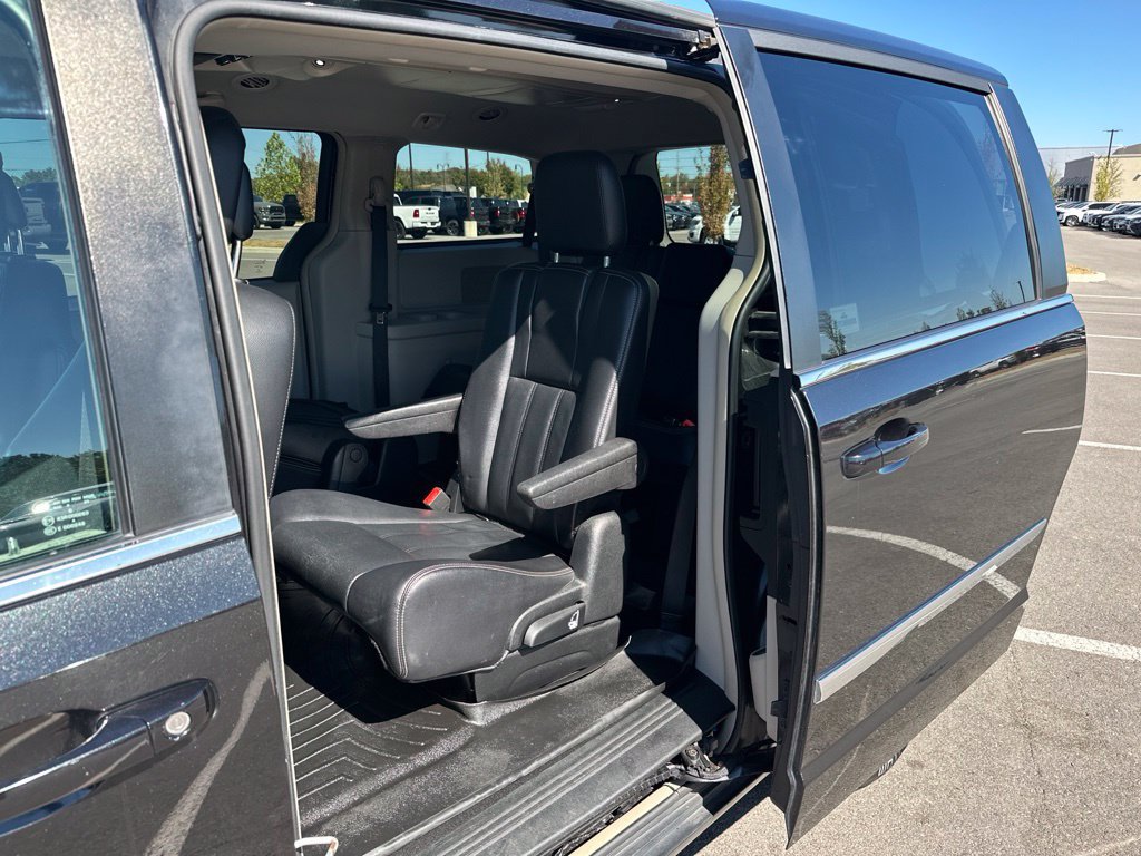 Used 2014 Chrysler Town & Country Touring FWD image 15