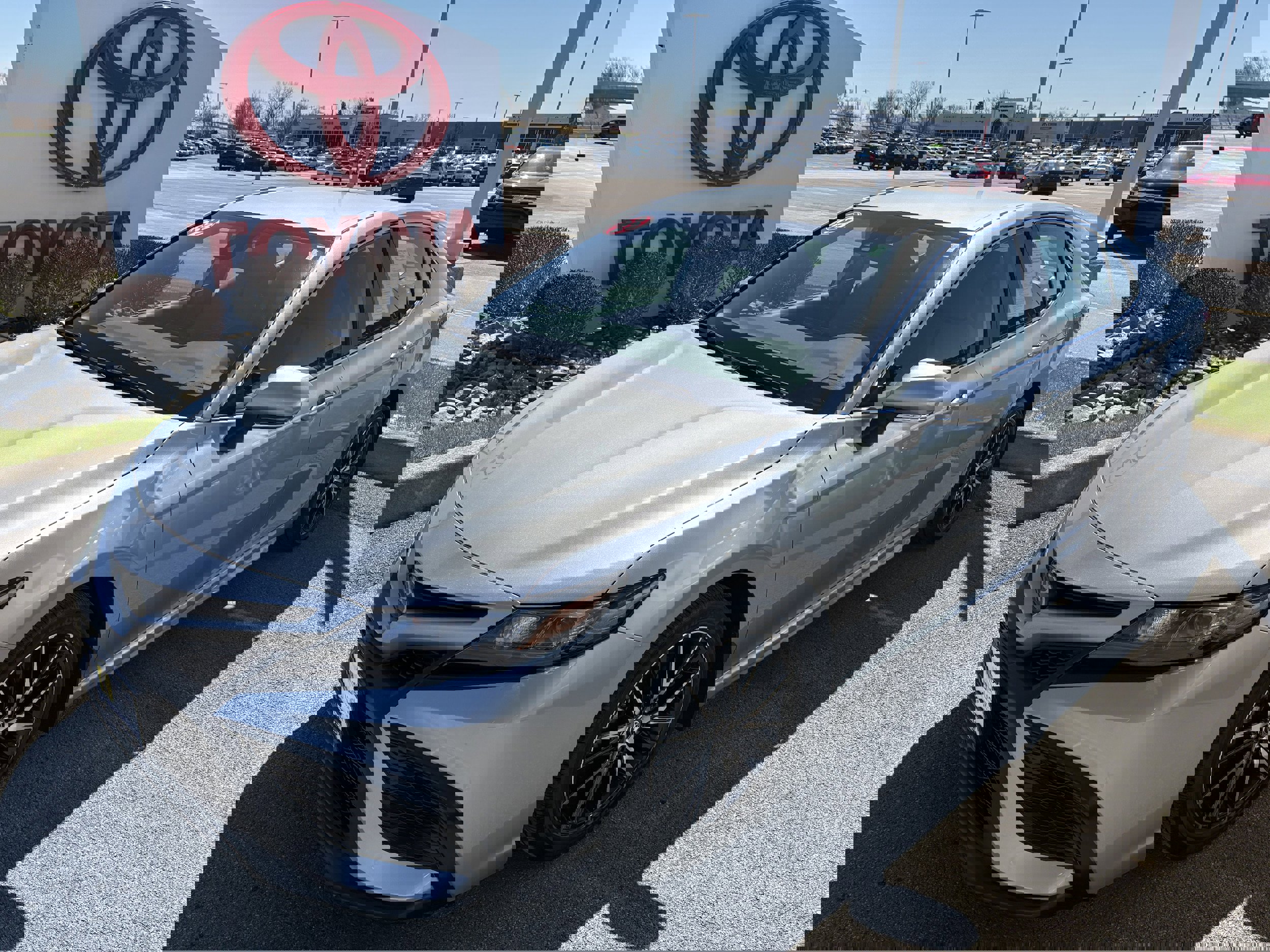Used 2023 Toyota Camry SE image 1